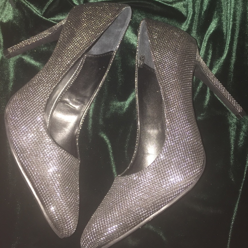Jennifer Lopez Black and Silver Metallic Heels